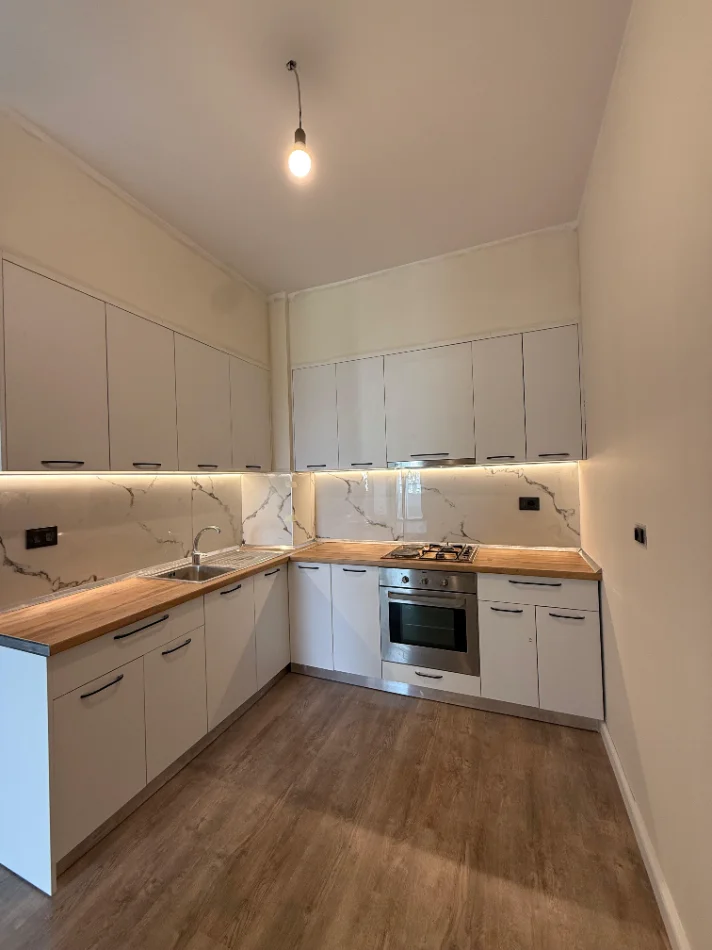 Tirane, shitet 1+1+Ballkon Kati 4, 📍Astir, prane Kompleksit Fratari, Çmimi: 8.900.000 Leke