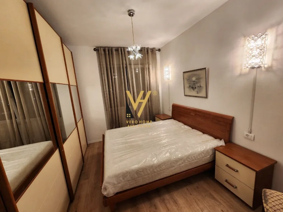Tirane, jepet me qera apartament 2+1+Ballkon Kati 7, 90 m² 520 € (UNIVERS CITY)