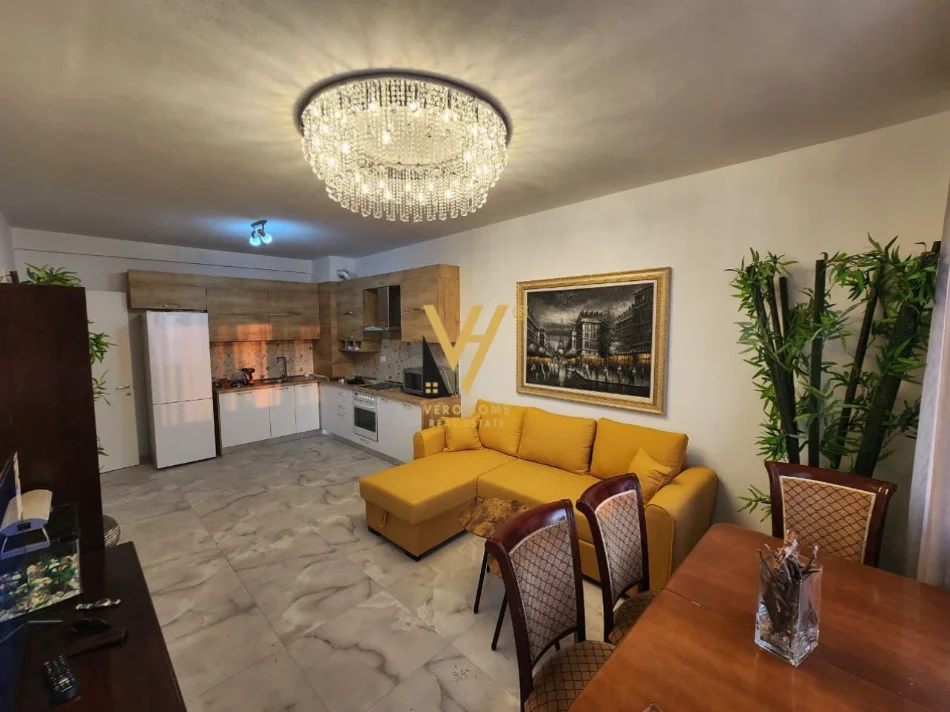 Tirane, jepet me qera apartament 2+1+Ballkon Kati 7, 90 m² 520 € (UNIVERS CITY)