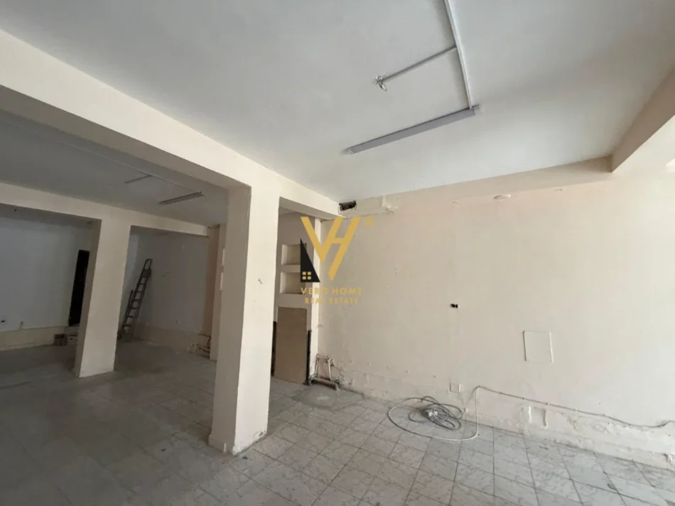 Tirane, jepet me qera dyqan Kati 0, 125 m² 520 € (ALI DEMI)
