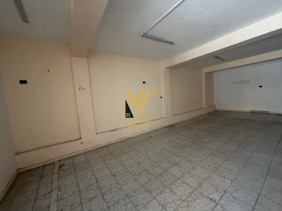 Tirane, jepet me qera dyqan Kati 0, 125 m² 520 € (ALI DEMI)
