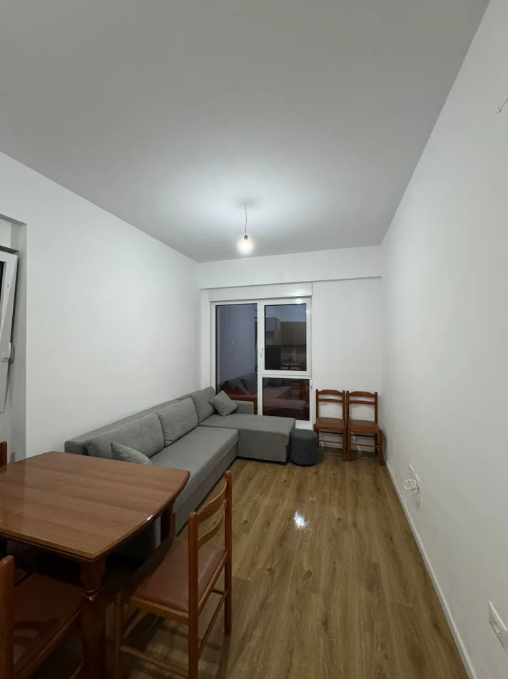 Tirane, jepet me qera apartament 1+1 Kati 2, 