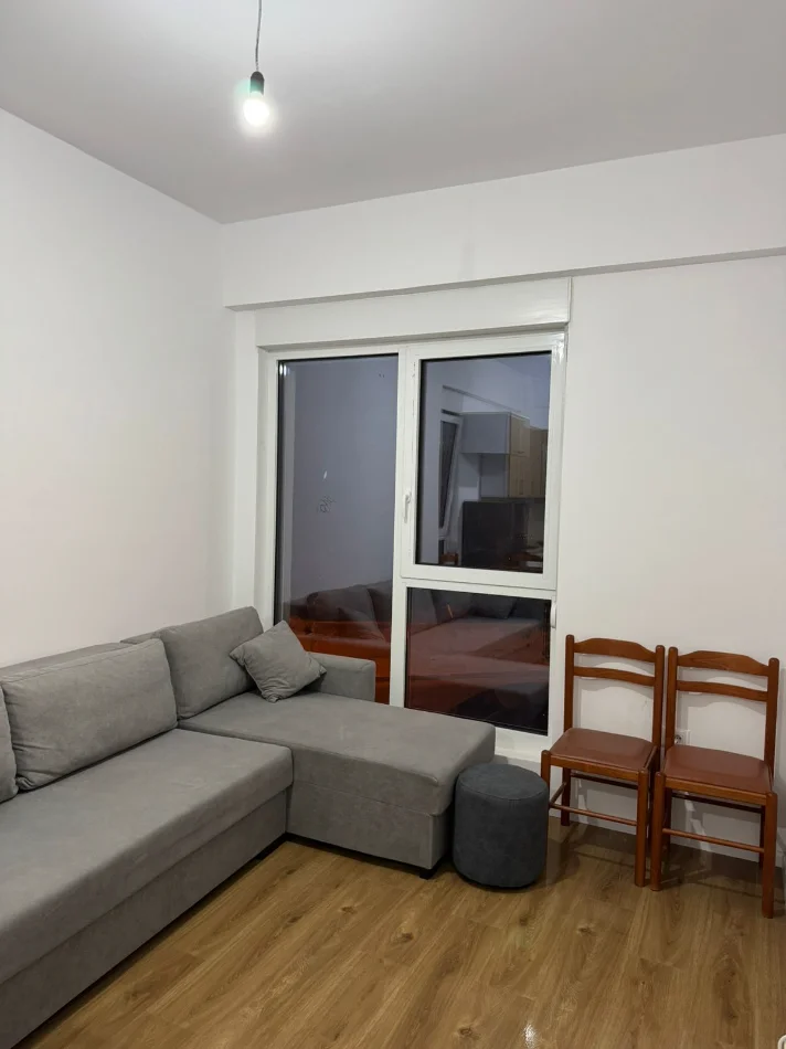 Tirane, jepet me qera apartament 1+1 Kati 2, 