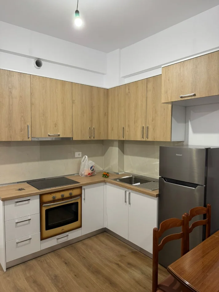 Tirane, jepet me qera apartament 1+1 Kati 2, 