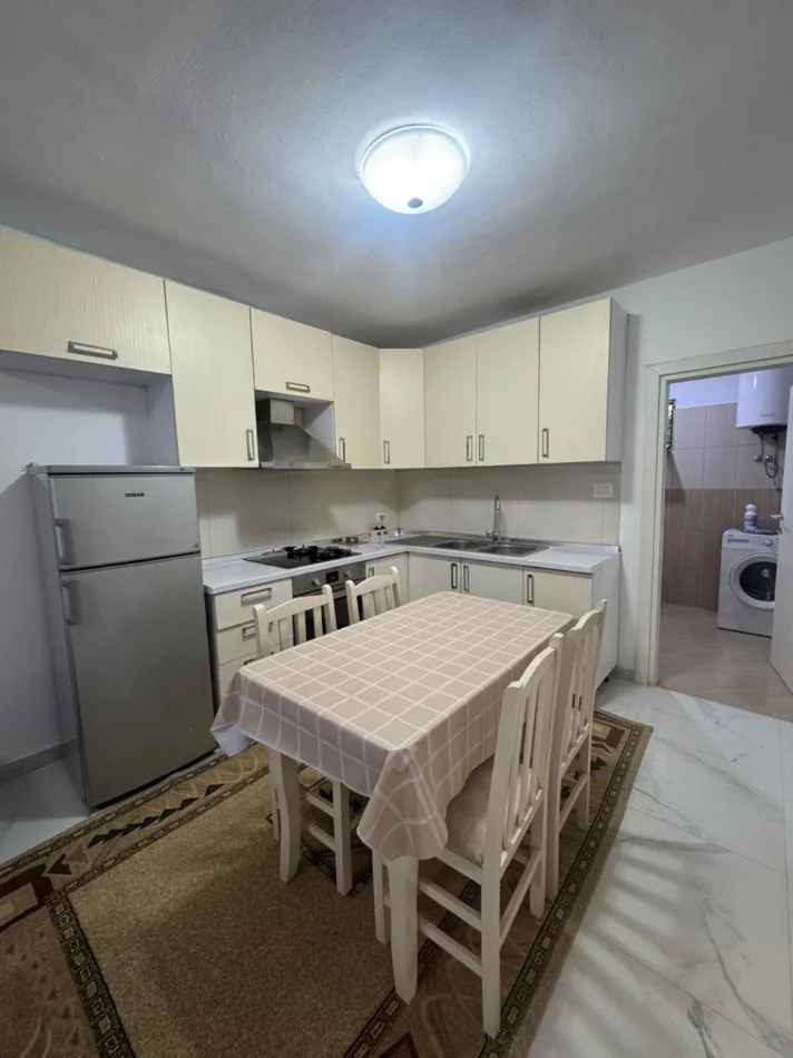 Tirane, jepet me qera 2+1 Kati 1, (Rruga 5 Maji) 45.000 Leke/Muaj