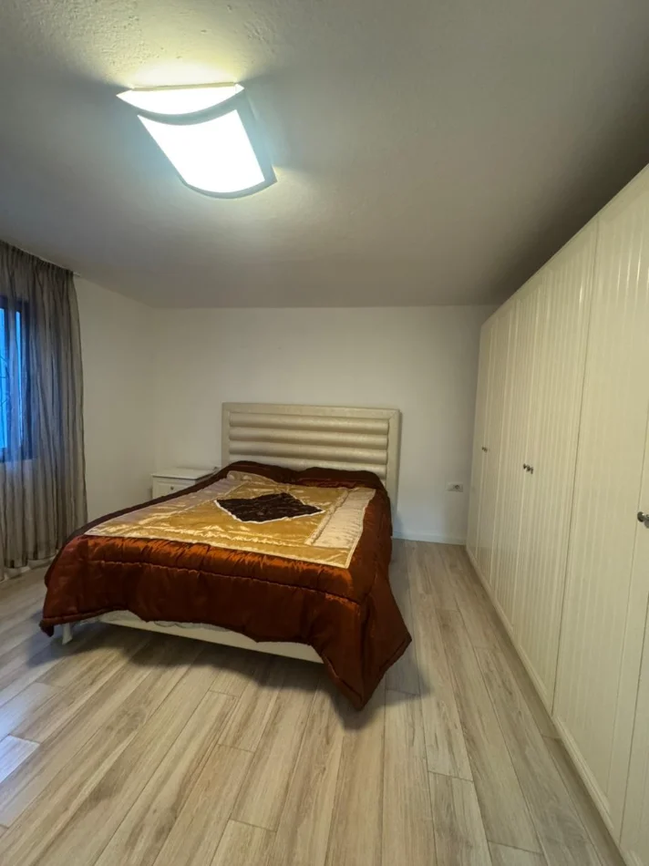 Tirane, jepet me qera 2+1 Kati 1, (Rruga 5 Maji) 45.000 Leke/Muaj