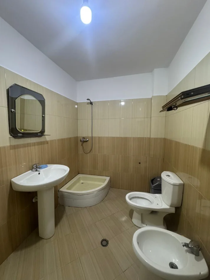 Tirane, jepet me qera 2+1 Kati 1, (Rruga 5 Maji) 45.000 Leke/Muaj