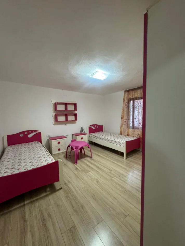 Tirane, jepet me qera 2+1 Kati 1, (Rruga 5 Maji) 45.000 Leke/Muaj