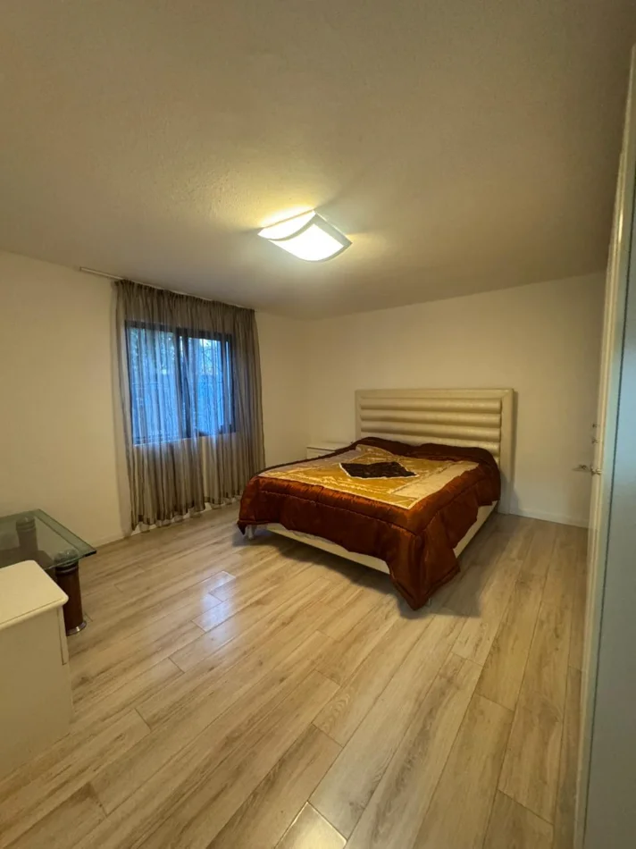 Tirane, jepet me qera 2+1 Kati 1, (Rruga 5 Maji) 45.000 Leke/Muaj