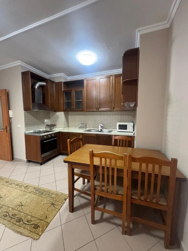 Tirane, jepet me qera apartament 1+1+Ballkon Kati 5, 62 m² (Rruga e Bogdaneve)
