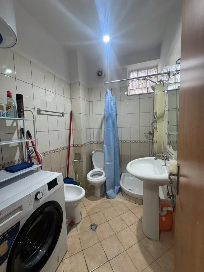 Tirane, jepet me qera apartament 1+1+Ballkon Kati 5, 62 m² (Rruga e Bogdaneve)