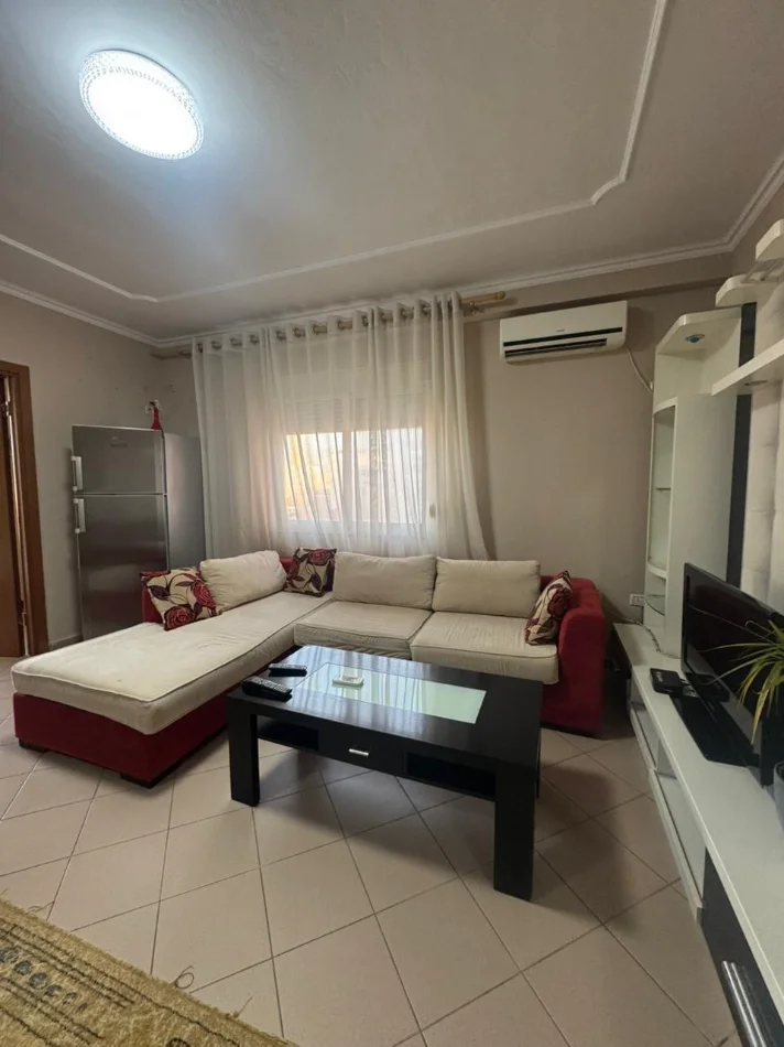 Tirane, jepet me qera apartament 1+1+Ballkon Kati 5, 62 m² (Rruga e Bogdaneve)