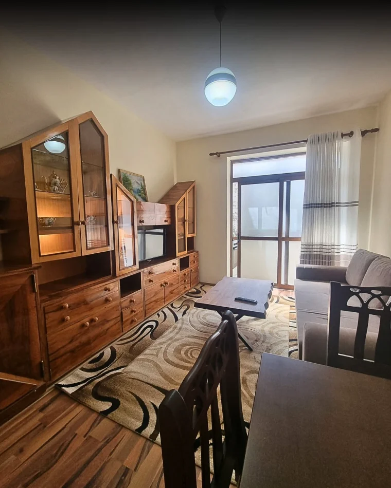 Tirane, jepet me qera apartament 1+1+Ballkon Kati 2, 60 m² 500 € (Garda)