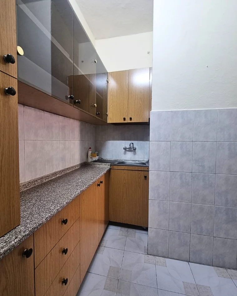 Tirane, jepet me qera apartament 1+1+Ballkon Kati 2, 60 m² 500 € (Garda)