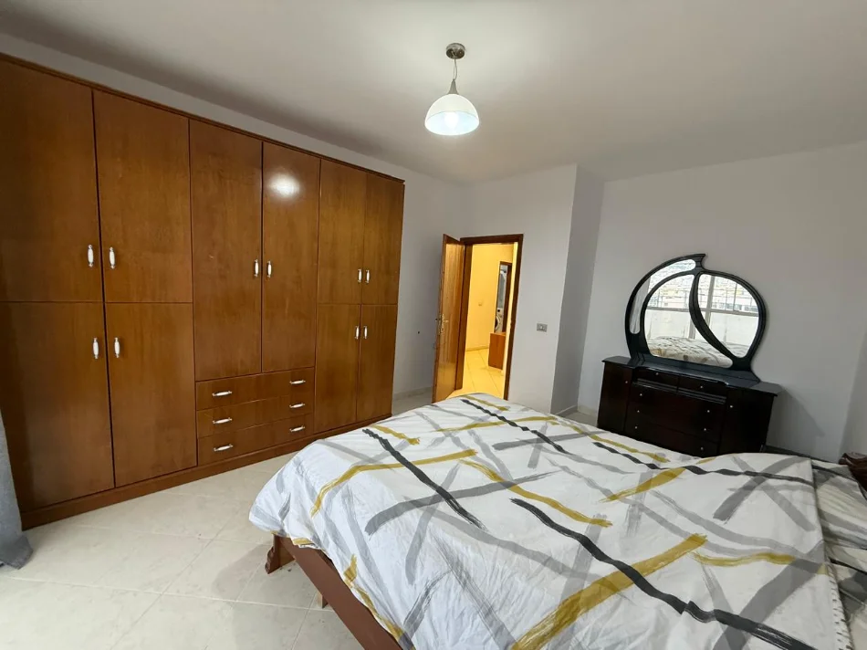 Tirane, jepet me qera apartament 2+1+Ballkon Kati 12, 600 € (Rruga e Kavajës)