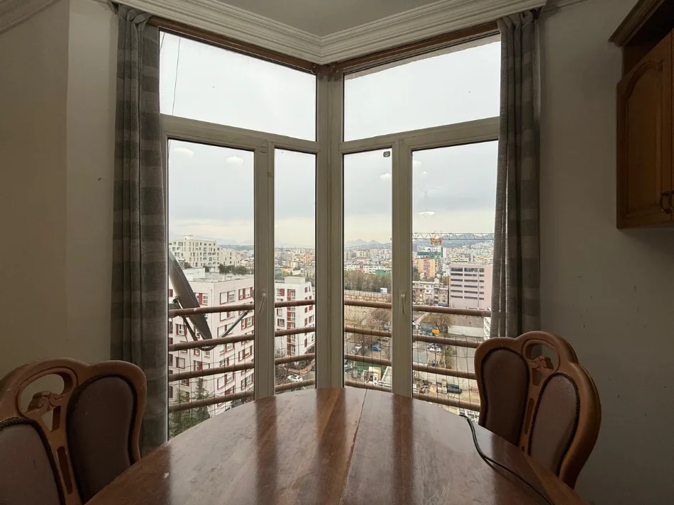 Tirane, jepet me qera apartament 2+1+Ballkon Kati 12, 600 € (Rruga e Kavajës)