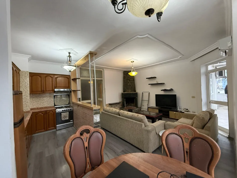 Tirane, jepet me qera apartament 2+1+Ballkon Kati 12, 600 € (Rruga e Kavajës)