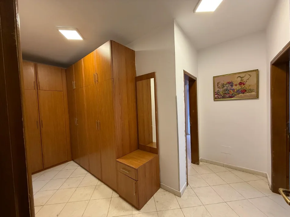 Tirane, jepet me qera apartament 2+1+Ballkon Kati 12, 600 € (Rruga e Kavajës)