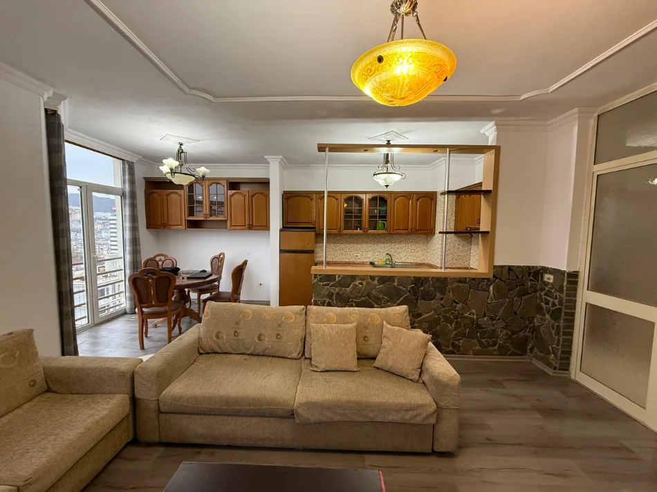 Tirane, jepet me qera apartament 2+1+Ballkon Kati 12, 600 € (Rruga e Kavajës)