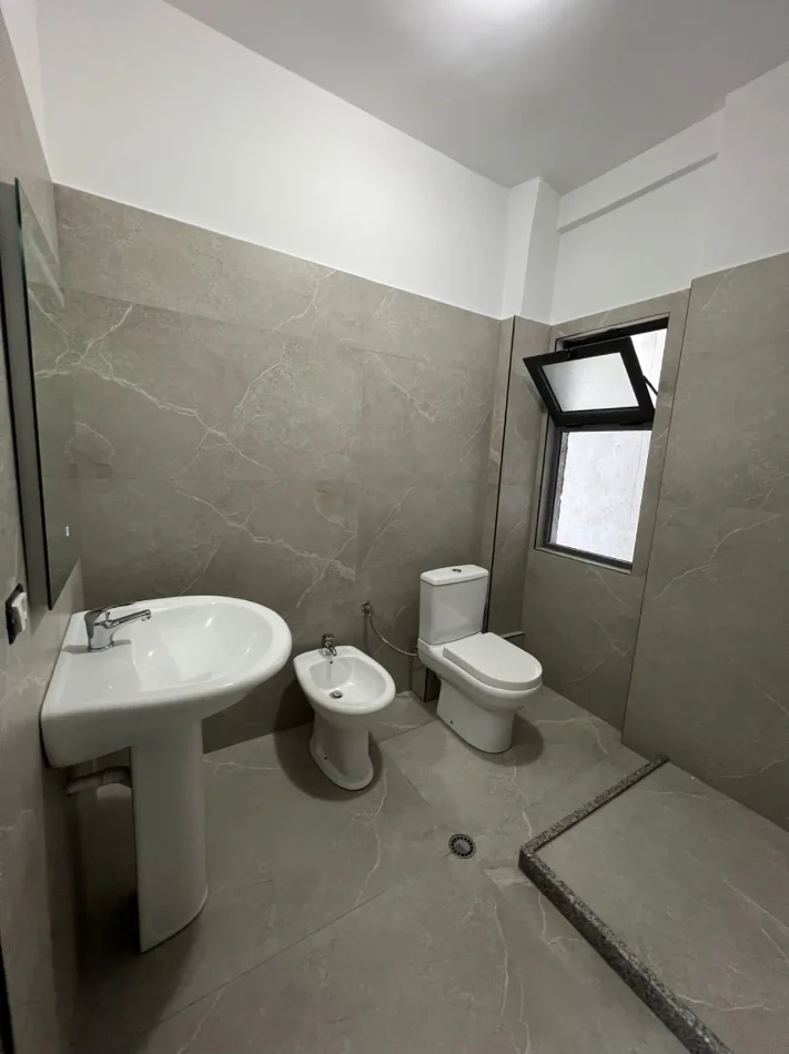 Tirane, jepet me qera apartament 1+1 Kati 4, 500 € (Jordan Misja)