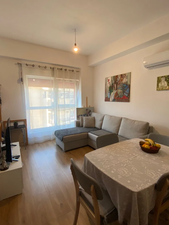 Tirane, jepet me qera apartament 1+1+Ballkon Kati 3, 400 € (Ali Demi)