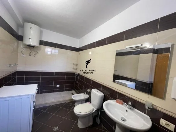 Tirane, jepet me qera apartament 2+1+Ballkon Kati 1, 160 m² 650 € (PAZARI I RI)