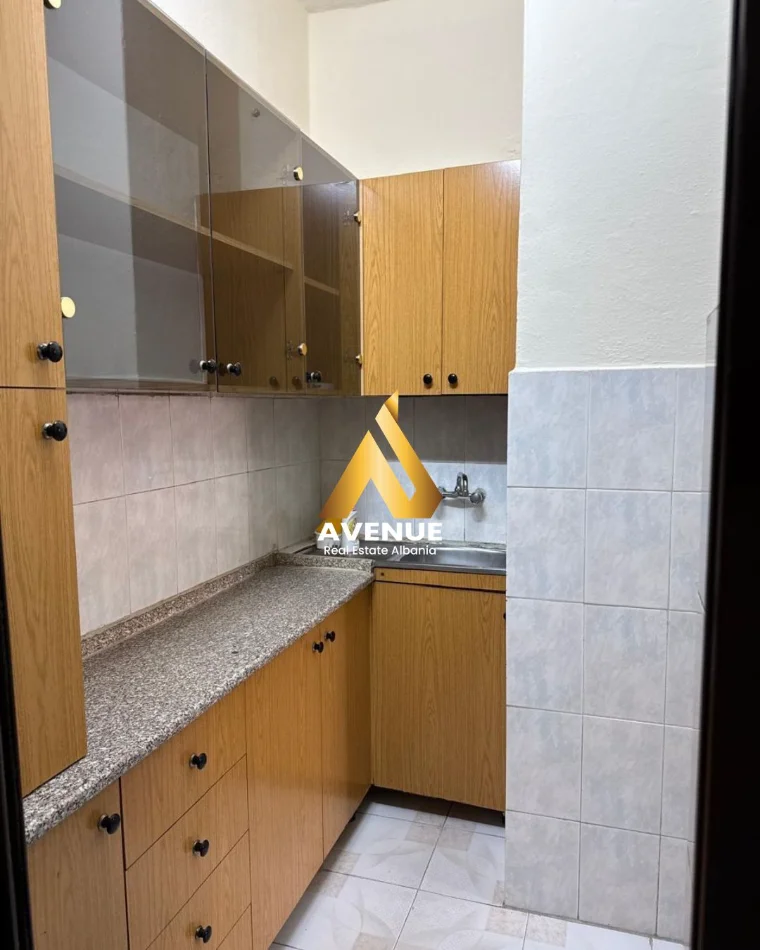 Tirane, jepet me qera apartament 1+1+Ballkon Kati 2, 50 m² 500 € (Rruga Milto Tutulani) Ish Blloku, Juridiku