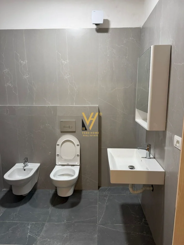 Tirane, jepet me qera apartament 2+1+Ballkon Kati 3, 105 m² 650 € (5 MAJI)