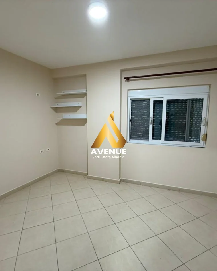 Tirane, jepet me qera apartament 1+1+Ballkon Kati 4, 80 m² 510 € (Rruga Riza Cerova)