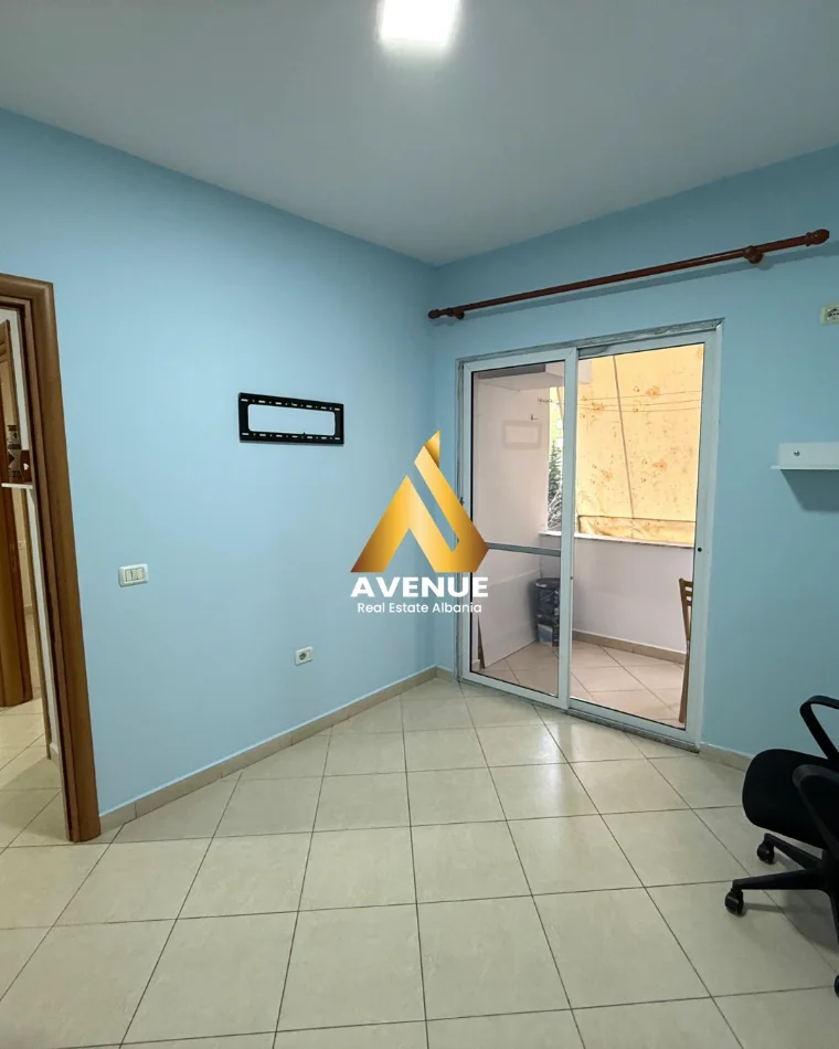 Tirane, jepet me qera apartament 1+1+Ballkon Kati 4, 80 m² 510 € (Rruga Riza Cerova)