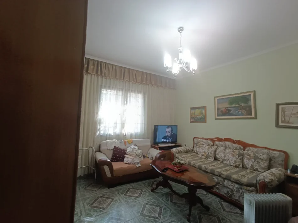 Tirane, jepet me qera Vile 2 Katshe Kati 0, 180 m² 850 € (Haki Stermilli)