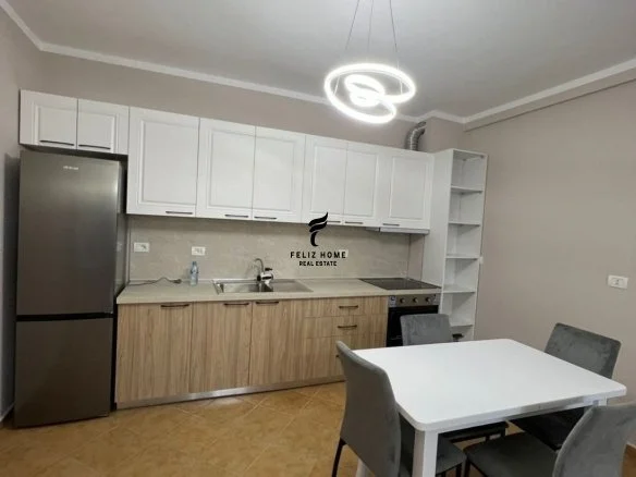 Tirane, jepet me qera apartament 1+1+Ballkon Kati 4, 75 m² 500 € (JORDAN MISJA)