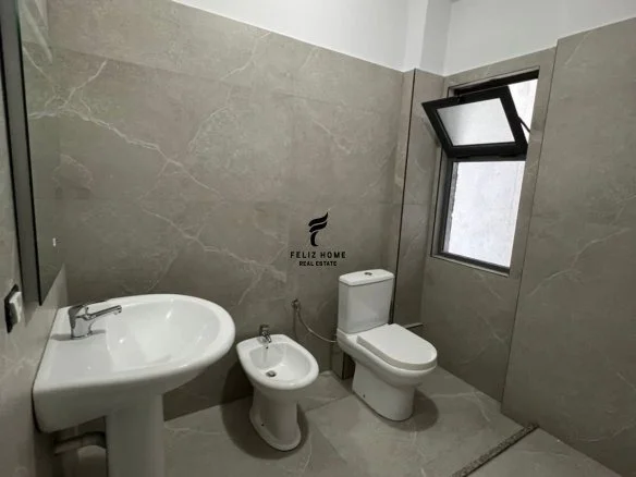 Tirane, jepet me qera apartament 1+1+Ballkon Kati 4, 75 m² 500 € (JORDAN MISJA)