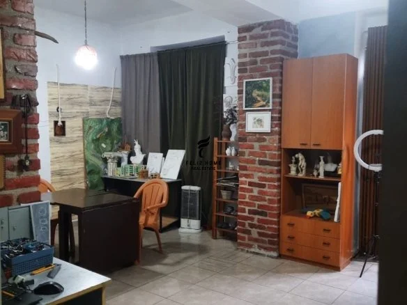 Tirane, jepet me qera dyqan Kati 0, 75 m² 1.000 € (SHALLVARET)