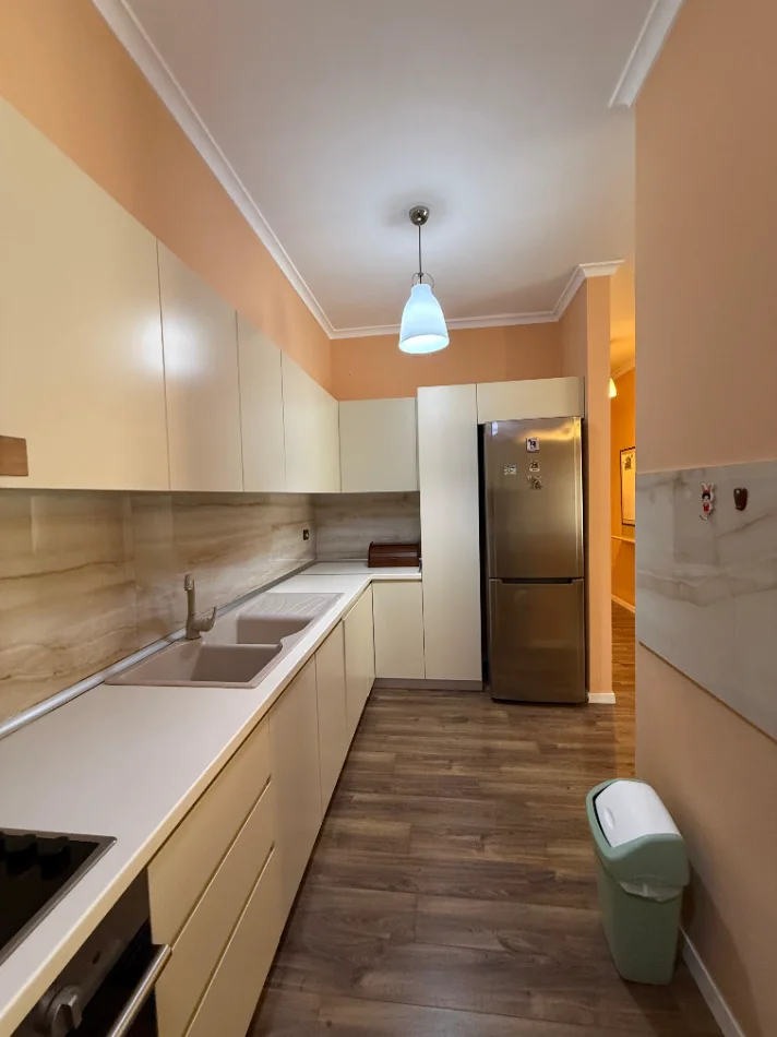 Tirane, jepet me qera apartament 3+1+Ballkon , 150 m² 1.800 € (Qender, Rruga e Kavajes)