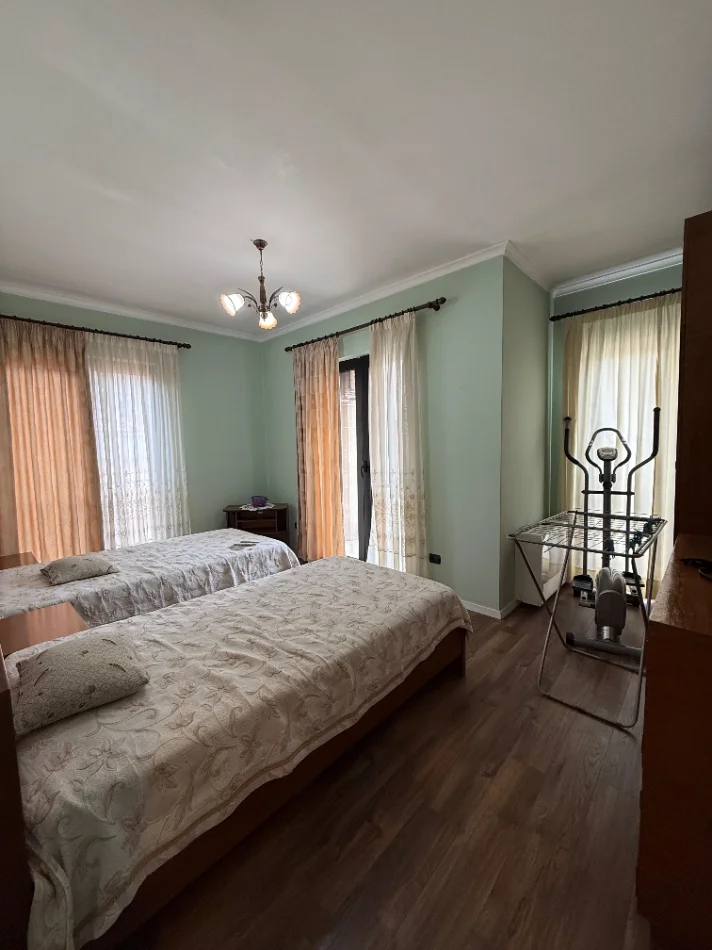 Tirane, jepet me qera apartament 3+1+Ballkon , 150 m² 1.800 € (Qender, Rruga e Kavajes)