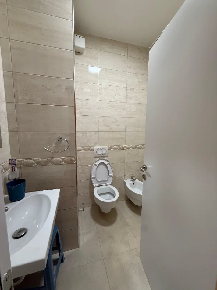 Tirane, jepet me qera apartament 3+1+Ballkon , 150 m² 1.800 € (Qender, Rruga e Kavajes)
