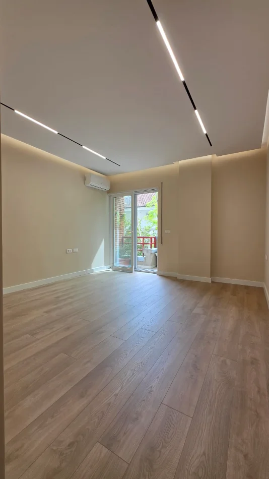 Tirane, jepet me qera zyre Kati 2, 131 m² 2.500 € (Stadiumi Air Albania)