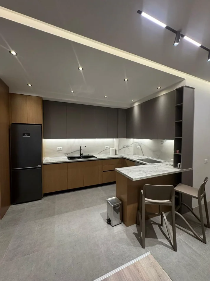 Tirane, jepet me qera apartament 2+1+Aneks+Ballkon Kati 5, 123 m² 1.300 € (Rruga Kavajes)