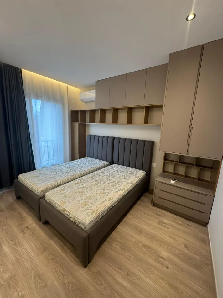 Tirane, jepet me qera apartament 2+1+Aneks+Ballkon Kati 5, 123 m² 1.300 € (Rruga Kavajes)