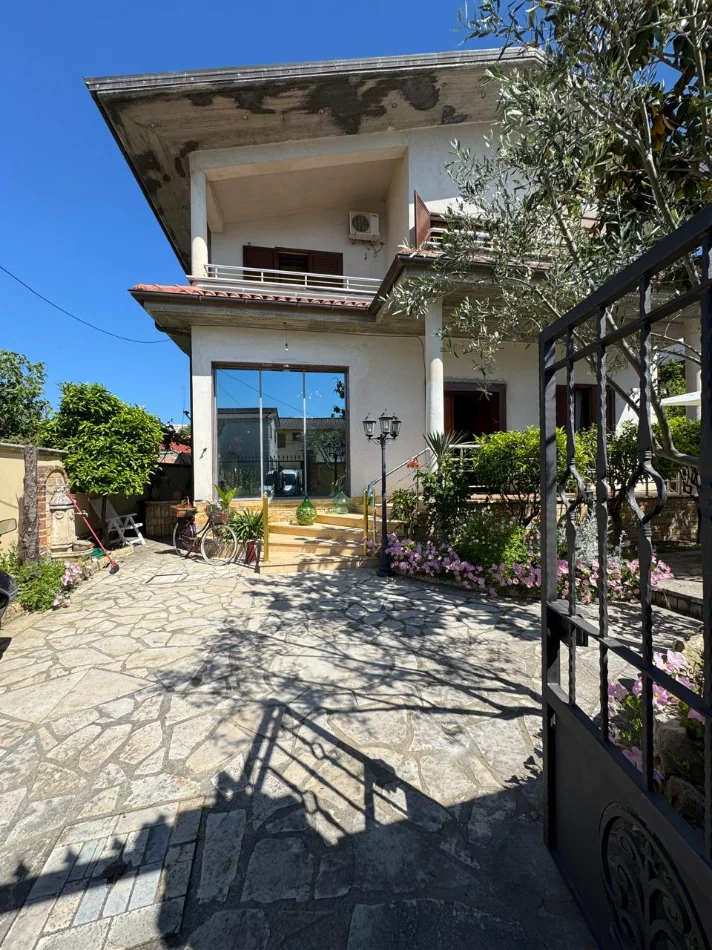 Kavaje, shitet Vile 3+1+Aneks+Ballkon Kati 2, 281 m² 200.000 € (Kavaje)