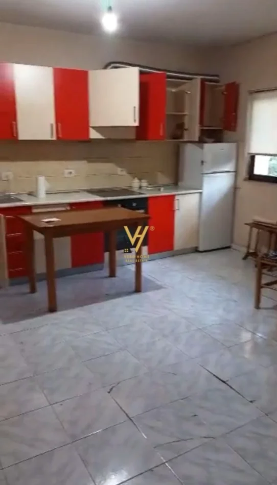 Tirane, jepet me qera apartament 3+1+Ballkon Kati 2, 140 m² 720 € (KRISTAL CENTER)