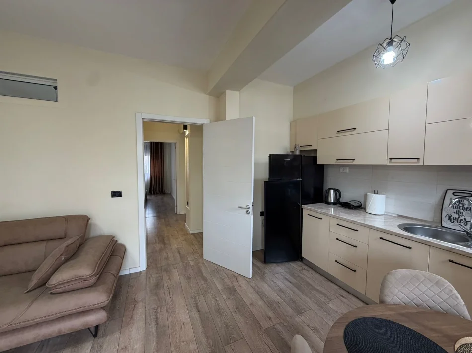 Durres, jepet me qera apartament 1+1+Ballkon Kati 4, 75 m² 500 € (Gjykata)