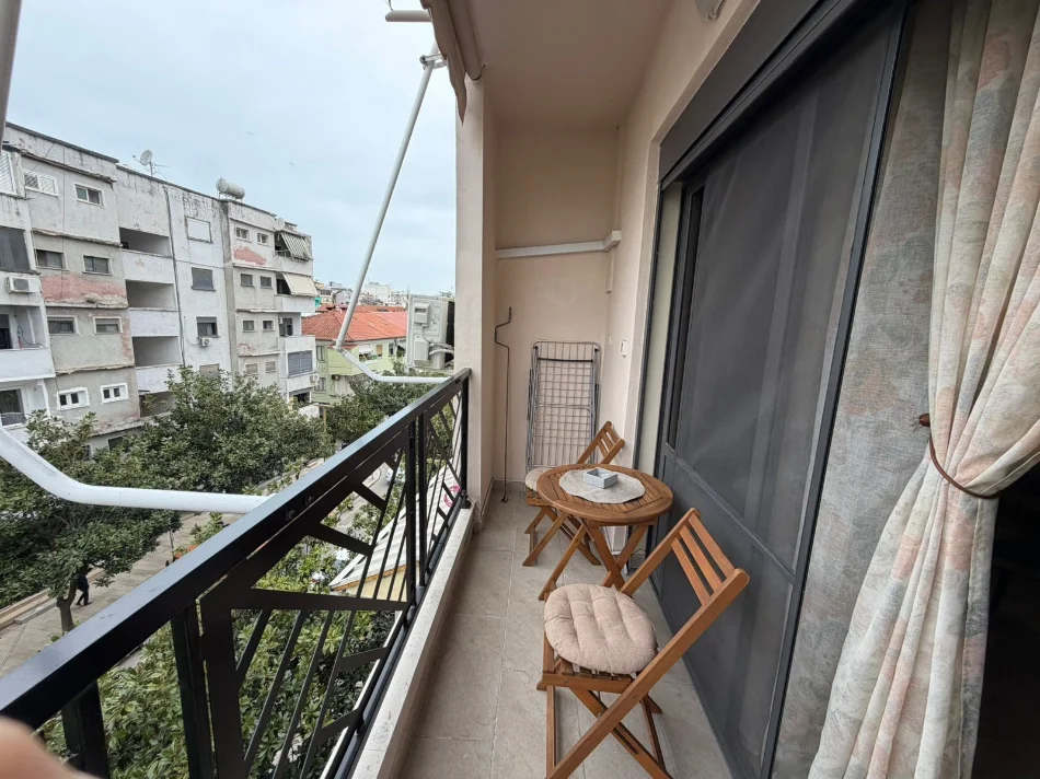 Durres, jepet me qera apartament 1+1+Ballkon Kati 4, 75 m² 500 € (Gjykata)