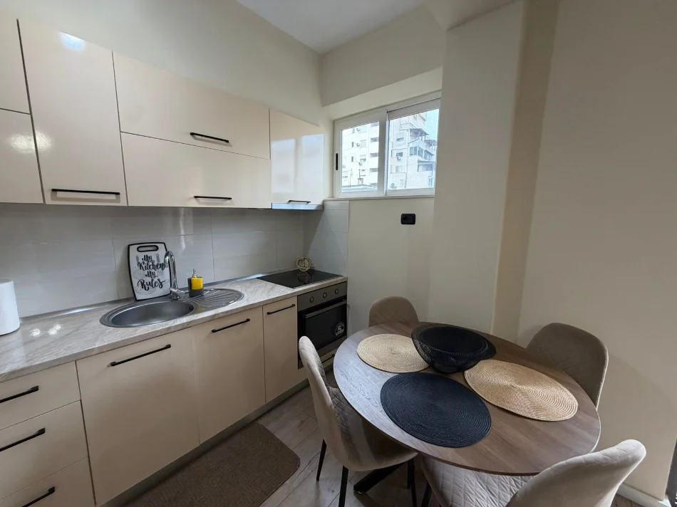 Durres, jepet me qera apartament 1+1+Ballkon Kati 4, 75 m² 500 € (Gjykata)