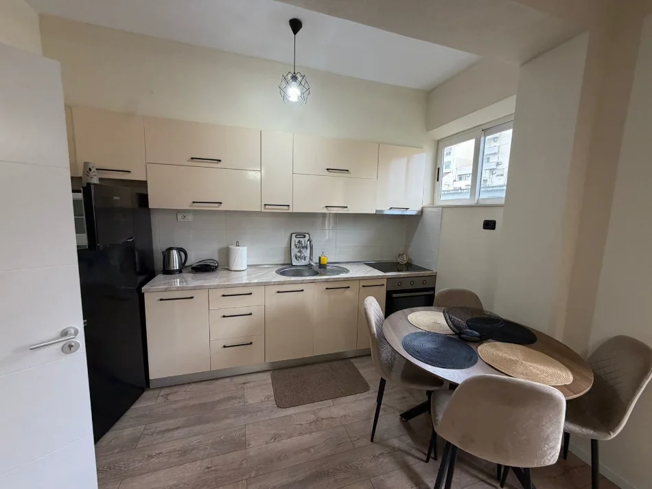 Durres, jepet me qera apartament 1+1+Ballkon Kati 4, 75 m² 500 € (Gjykata)