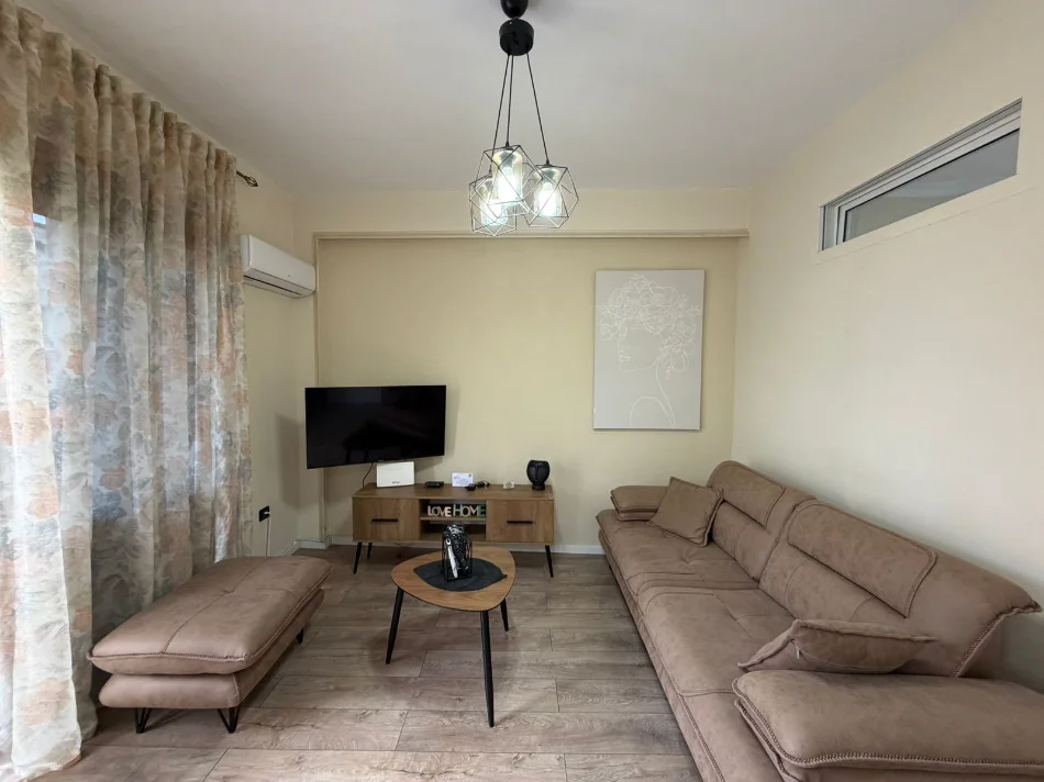 Durres, jepet me qera apartament 1+1+Ballkon Kati 4, 75 m² 500 € (Gjykata)