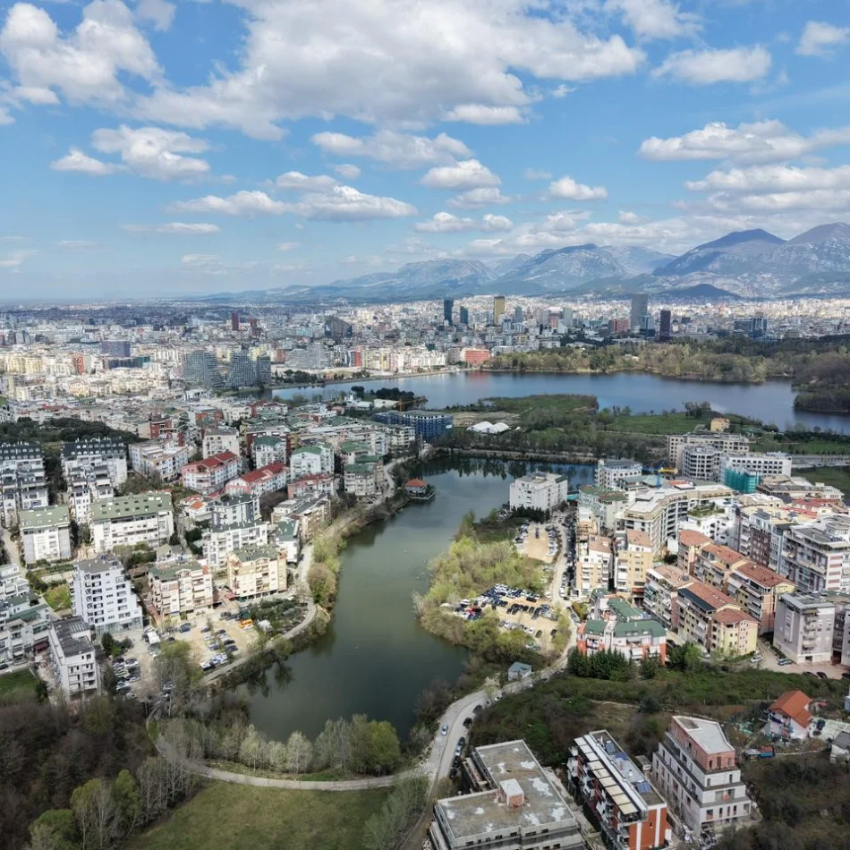 Tirane, shitet apartament 2+1+Ballkon , 144 m² 245.000 € (Liqeni i Thate)