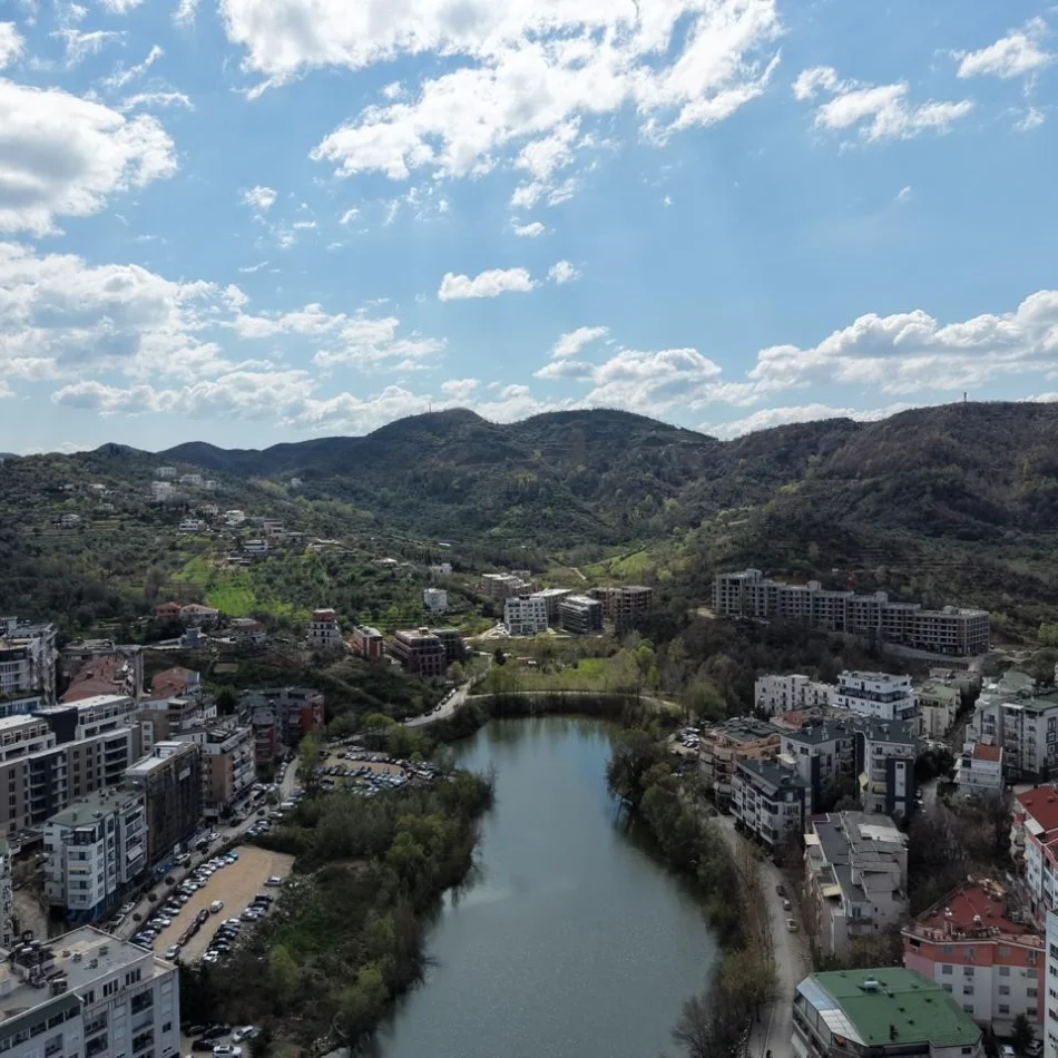 Tirane, shitet apartament 2+1+Ballkon , 144 m² 245.000 € (Liqeni i Thate)