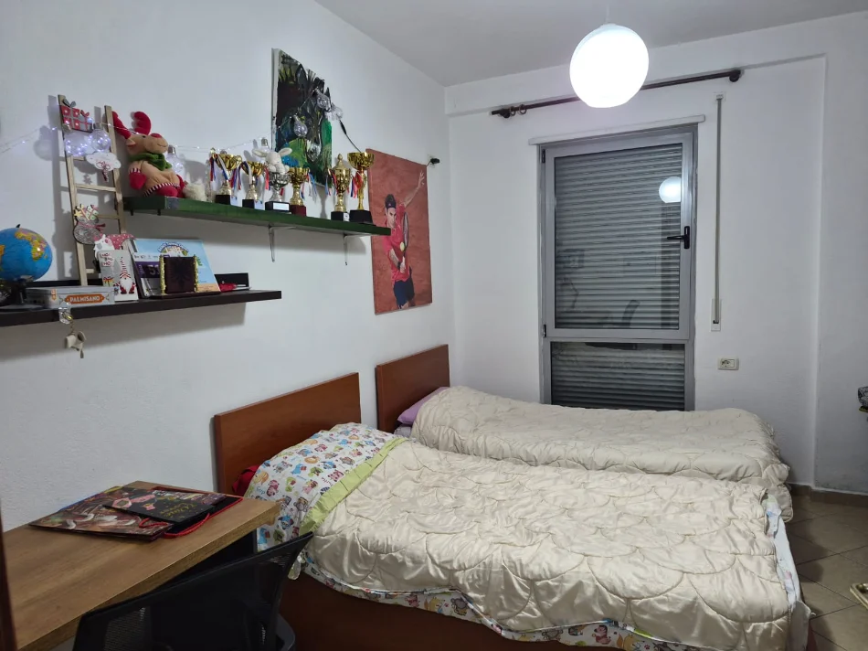 Tirane, jepet me qera apartament 2+1 , 550 € 